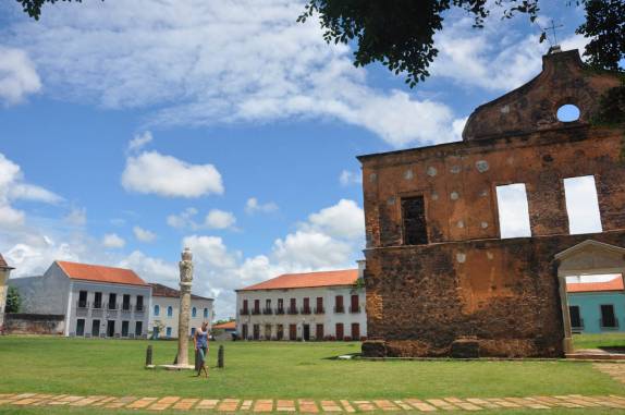Na bela praça central de Alcântara - MA